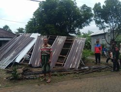 Puting Beliung Melanda Trenggalek, Babinsa dan BPBD Turun Tangan