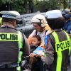 Polres Gresik Gencarkan Edukasi Keselamatan, Pengguna Jalan Tertib Dapat Cokelat