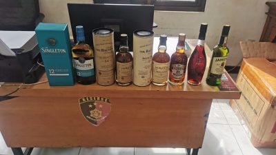 Polrestabes Surabaya Amankan Ratusan Liter Miras Ilegal di Lakarsantri*