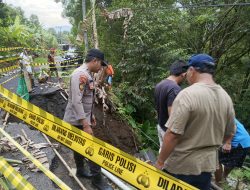 Pasang Police Line Polres Lumajang Tangani Longsor di Tempursari Kendaraan Berat Dilarang Melintas