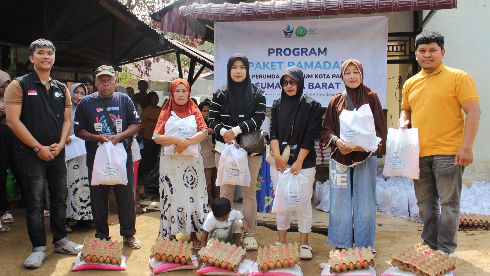 UPZ Perumda Air Minum Kota Padang dan IZI Sumatera Barat Salurkan Paket Ramadhan untuk Mustahik Admin