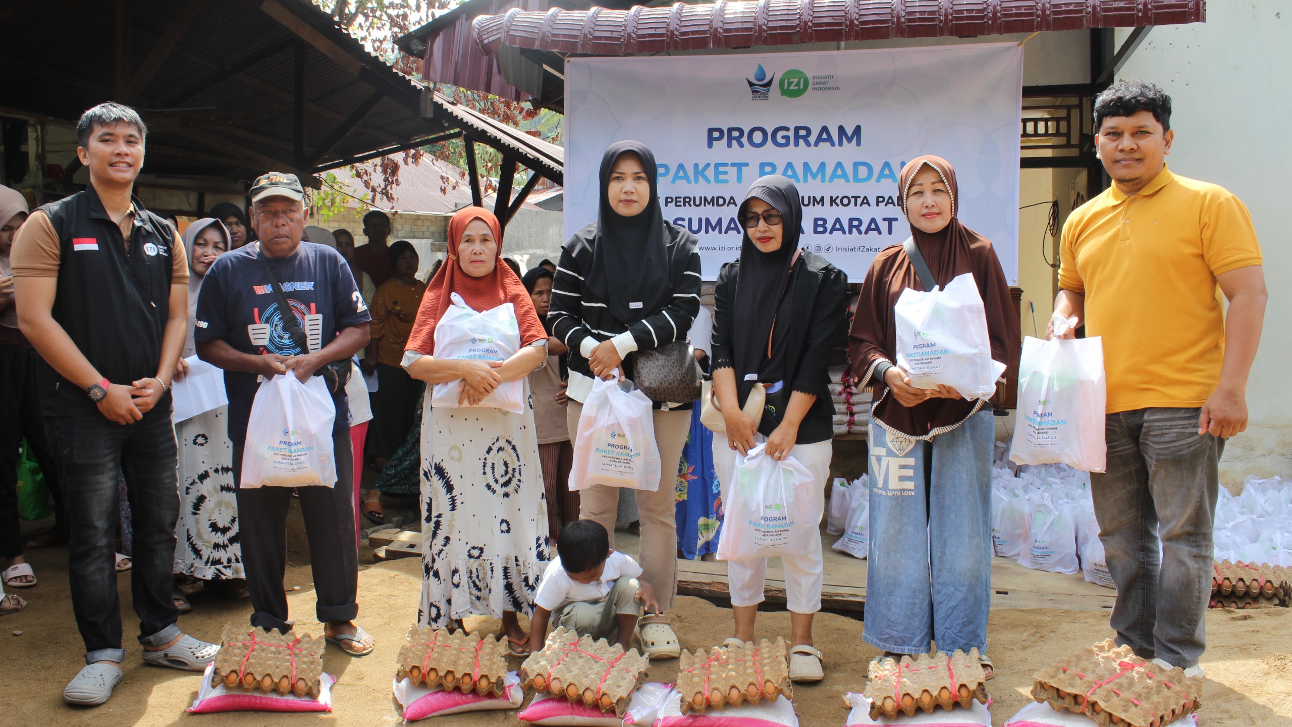 UPZ Perumda Air Minum Kota Padang dan IZI Sumatera Barat Salurkan Paket Ramadhan untuk MustahikAdmin