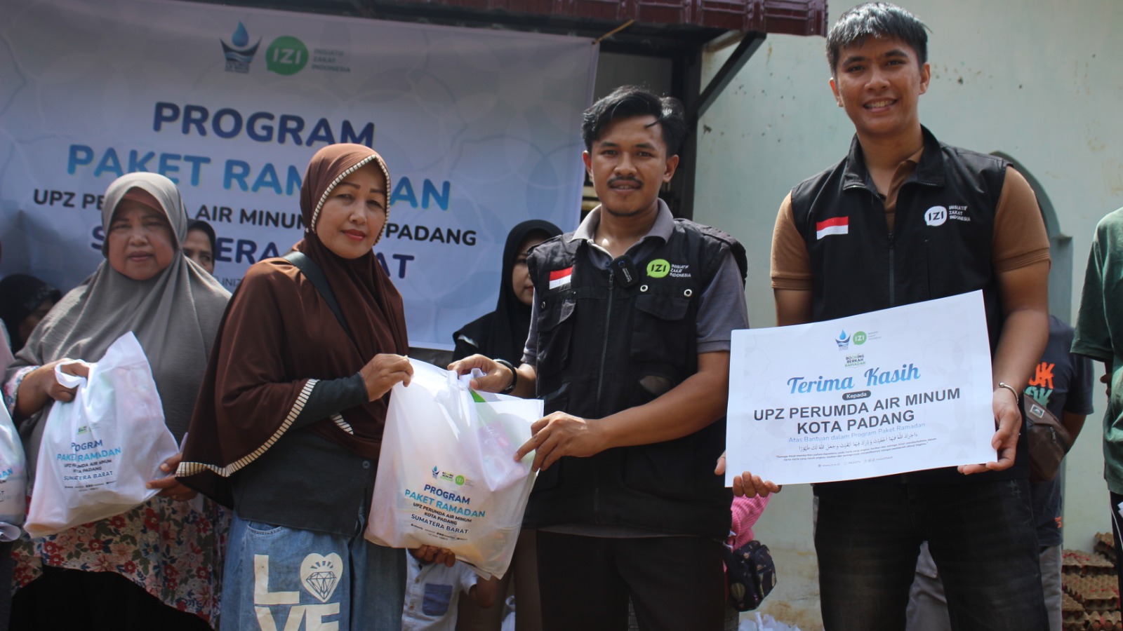 UPZ Perumda Air Minum Kota Padang dan IZI Sumatera Barat Salurkan Paket Ramadhan untuk Mustahik