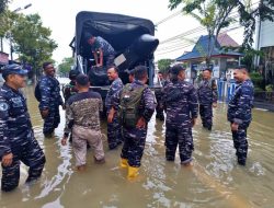 Tim Siaga Lanal Batuporon Kembali Bergerak Untuk Evakuasi Korban Banjir Di Kabupaten Sampang