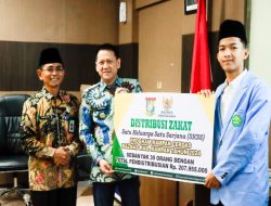 Pj Bupati Kampar Hambali Serahkan Beasiswa Prestasi dan Produktif dari Baznas Kampar