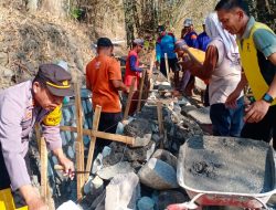 Sinergitas Polres Ponorogo bersama TNI dan Warga Bersihkan Lingkungan Cegah Banjir