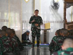 Komandan Kodiklatal Letjen TNI Mar Nur Alamsyah Sholat Jumat Bersama Siswa Dikmaba TNI AL