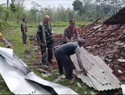 Gercep, Polisi dan TNI Bantu Tangani Dampak Angin Puting Beliung di Bondowoso