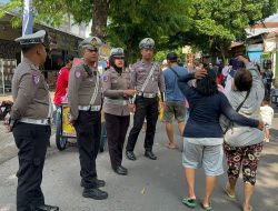 Polres Kediri Sosialisasi Keselamatan Berlalu Lintas Berbagi Helm Gratis di Area CFD