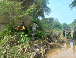 Kompa, Polres Ponorogo Bersama TNI dan Warga Bersihkan Sungai Cegah Banjir