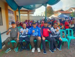 *HUT KE-79 PGRI, DPC GARUT  SUMBANG HADIAH JALAN SEHAT*   Garut, Ketua DPC PWDPI Kabupaten Garut Asep R,  Memberikan Apresiasi kepada Korwil bidang Pendidikan dan Pengurus Cabang PGRI Kecamatan Cisurupan,  dalam Rangka Hari Ulang Tahun PGRI (Persatuan Guru Republik Indonesia ) ke 79 yang diselenggarakan Kamis 21 Nopember, dengan berbagai kegiatan Diantaranya jalan Santai yang di ikuti sekolah Sokolah di wilayah kerja Korwil Dinas Pendidikan Cisurupan.  Dalam Acara Tersebut DPC PWDPI – Persatuan Wartawan Duta Pena Indonesia, Kabupaten Garut Ikut berpartisipasi dalam menyumbangkan Beberapa Hadiah dalam rangka ikut memeriahkan acara tersebut, Semoga dengan ikutnya partisipasi dapat lebih mempererat silaturahmi dan kemitraan diantara rekan rekan jurnalistik dalam rangka menjalankan tugas Jurnalistik yang Proposional, profesional  dengan berpedoman kepada KEWI – Kode Etik Wartawan Indonesia, dan UU no. 40 tahun 1999 Tentang PERS,  dan Dinas pendidikan Seperti yang dituturkan Asep R Ketua DPC PWDPI Kabupaten Garut.  Dalam Sambutan nya Korwil Dinas Pendidikan Cisurupan, Kurnaedi M.pd Menyampaikan ucapan terima kasih kepada Organisasi PWDPI-Persatuan Wartawan Duta Pena Indonesia DPC Kabupaten Garut yang telah ikut berpartisipasi dalam memeriahkan acara Ulang Tahun PGRI Ke 79 dengan berbagai acara, seperti jalan santai yang Awal star dari depan Kantor korwil Dinas Pendidikan Cisurupan, dengan berbagai macam hadiah buat peserta sebagai cindera mata yang semata mata, agar acara tersebut lebih meriah.  ucapan terimakasih juga disampaikan kepada Pengurus PGRI cabang Cisurupan Sebagai Panitia, dan kepada   Jajaran Muspika Kecamatan Cisurupan dan semua stakeholder yang telah mendukung dan ikut memeriahkan acara yang kami selenggarakan dari awal sampai akhir, hingga berjalan aman, tertib dan lancar, seperti yang kami harapkan.dan kami ucapkan terima kasih kepada Finalis putri olahraga Bulu tangkis, yang telah mengharumkan nama Korwil Dinas Pendidikan Kecamatan Cisurupan tuturnya (Ar)