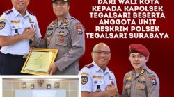 Psj. Walikota Surabaya Beri Penghargaan Kepada Kapolsek Tegalsari Bersama Kanitreskrim dan Personil Reskrim