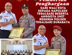 Psj. Walikota Surabaya Beri Penghargaan Kepada Kapolsek Tegalsari Bersama Kanitreskrim dan Personil Reskrim