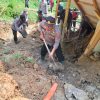 Gotong Royong, Polisi Bersama TNI dan Warga Tangani Dampak Longsor di Trenggalek