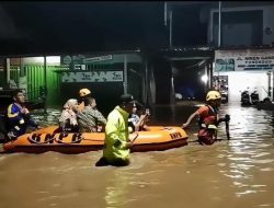 Gercep Polres Ponorogo Bantu Evakuasi Warga Terdampak Banjir