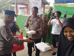 Polda Jatim Berbagi Makan Siang Gratis, Apresiasi Warga Situbondo yang Sudah Nyoblos di TPS