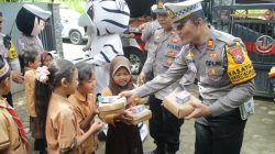 Mobil Cinta Polres Nganjuk Kembali Berbagi Ratusan Kotak Makan Siang Sehat Gratis