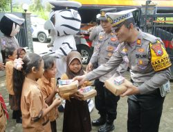 Mobil Cinta Polres Nganjuk Kembali Berbagi Ratusan Kotak Makan Siang Sehat Gratis