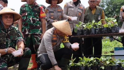 Dukung Program Nasional, Polres Metro Jakarta Barat Bersama Forkopimko Tanam Bibit di Lahan Ketahanan Pangan Joglo