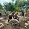 Gotong Royong Polisi Bersama Warga Perbaiki Makam yang Rusak Akibat Banjir di Blitar