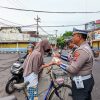 Jelang Nataru Polres Lumajang Beri Edukasi Masyarakat Tertib Lalu Lintas Sambil Berbagi Nasbung