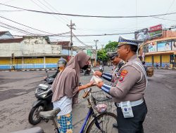 Jelang Nataru Polres Lumajang Beri Edukasi Masyarakat Tertib Lalu Lintas Sambil Berbagi Nasbung