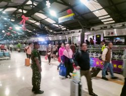Serka Sukir Pantau Pos Keamanan di Stasiun Pasar Turi Jelang Natal dan Tahun Baru 2025