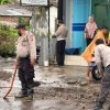 Gercep Polisi Tangani Banjir di Jember Perlancar Lalin hingga Bersihkan Rumah Warga Terdampak