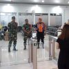 Babinsa Koramil 0830/04 Bubutan Pantau Keamanan Stasiun Pasar Turi Jelang Natal dan Tahun Baru