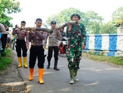 Pasca Banjir, Polres Ponorogo Bersama TNI dan Warga Bersihkan Sungai di Jembatan Tempuran