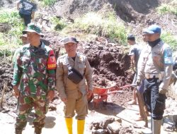 Gercep Polisi bersama TNI dan BPBD Tangani Dampak Banjir dan Tanah longsor di Bondowoso