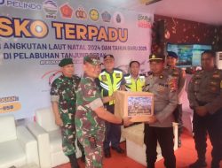 Secara Simbolis Berikan Bingkisan di Posko Pengamanan Natal dan Tahun Baru di Pelabuhan Tanjung Perak