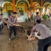 Sinergitas Polisi Bersama TNI dan Warga Bersihkan Lumpur Pasca Banjir di Situbondo