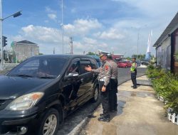 Aksi Kemanusiaan Petugas Pengamanan Exit Tol Prambanan Bantu Pemudik