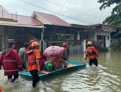 Banjir Rob Melanda Daerah Pemukiman Sebagian Daerah di Sulsel, Tiem Polda Sulsel Turun Memberikan Bantuan