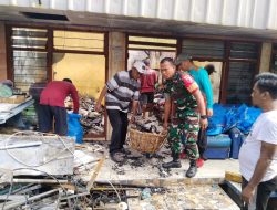 Peduli Warga, Babinsa Krembangan Utara Bantu Warga Kerja Bakti Pasca Kebakaran