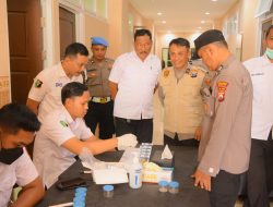 Pastikan Personel Bebas Narkoba, Polres Gresik Gelar Sidak Tes Urine usai Apel Pagi