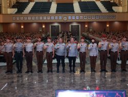 Kadivhumas Berikan Pin Brivet Kepada 10 Taruna Akpol Dengan Nilai Sertifikasi Kehumasan Terbaik