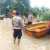 Sinergitas Polisi dan TNI Tanggap Bencana Sigap Bantu Warga Terdampak Banjir di Ngawi