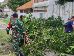 Babinsa dan Bhabinkamtibmas Dukuh Kupang Bersama Masyarakat Gotong Royong Laksanakan Kerja Bakti