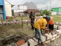 Babinsa Koramil 0817/03 Kedamean Bersama Warga Gotong Royong Bangun Kantor Sekretariat Desa