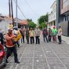 Dukung Perbaikan Infrastruktur, Babinsa dan Tiga Pilar Wonocolo Tinjau Lokasi Pembangunan Selokan di Bendul Merisi.