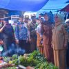 Tinjau Pasar Kuok Jelang Ramadhan, Wakil Bupati Dr. Misharti ; Alhamdulillah Harga Sembako dan Bahan Pokok Stabil.