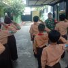 Wujud Kepedulian TNI AD Kepada Generasi Penerus Bangsa, Babinsa Pegirian Latih PBB Kepada Pramuka SDN 1/47 Pegirian