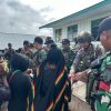 TNI-Polri Gelar Bakti Sosial Kepada Warga Kiwirok