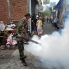 Cegah Penyebaran DBD, Babinsa Kelurahan Pradah Bersama Masyarakat Lakukan Fogging