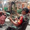 Babinsa Koramil 0817/08 Cerme Laksanakan Komsos dan Anjangsana di Sentra Pengrajin Tenun Wedani