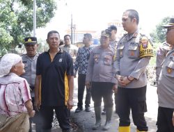 Polres Situbondo Gelar Bakti Sosial Bersihkan Material Pasca Banjir di Kecamatan Kendit