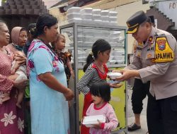 Jumat Berkah, Polisi Berbagi Nasi Kotak untuk Warga di Sidoarjo