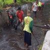 Antisipasi Sumbatan Aliran Sungai, Babinsa Beserta Warga Kelurahan Sananwetan Gelar Minggu Bersih